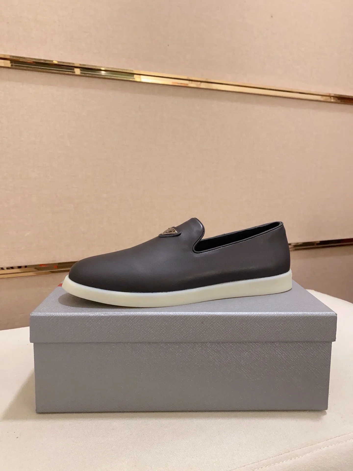 Men's shoes 💰 580💰 ✔️✔️✔️High-quality new PRADA counters are launched at the same time. The new men's shoes and 😘fabrics are selected from high-silk bald cowhide and are made by pure handicrafts. Lining: Full cowhide lining. 👍🏿 High-end ☄️ air-cushion molded anti-slip rubber outsole, exquisite lines, simple and elegant, comfortable and high-end for leisure travel. Code number: 38 to 44 (45 can be customized)